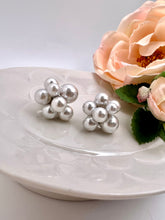 Load image into Gallery viewer, Cluster earrings of pearls different sizes

