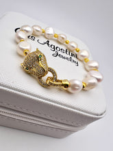 Load image into Gallery viewer, Freshwater pearl bracelet with jaguar cz clasp
