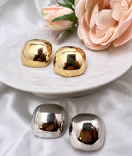 Load image into Gallery viewer, Button square bold Seductive earrings
