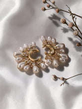 Load image into Gallery viewer, Gold Teardrop Pearl earrings

