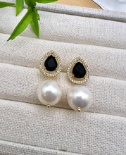 Load image into Gallery viewer, Black drop cz base and big shell peal earrings
