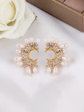 Load image into Gallery viewer, Gold Teardrop Pearl earrings
