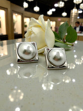 Load image into Gallery viewer, Diamond-shaped earrings half pearl detail
