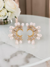 Load image into Gallery viewer, Gold Teardrop Pearl earrings
