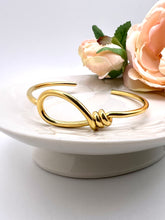Load image into Gallery viewer, Open bracelet knot on top
