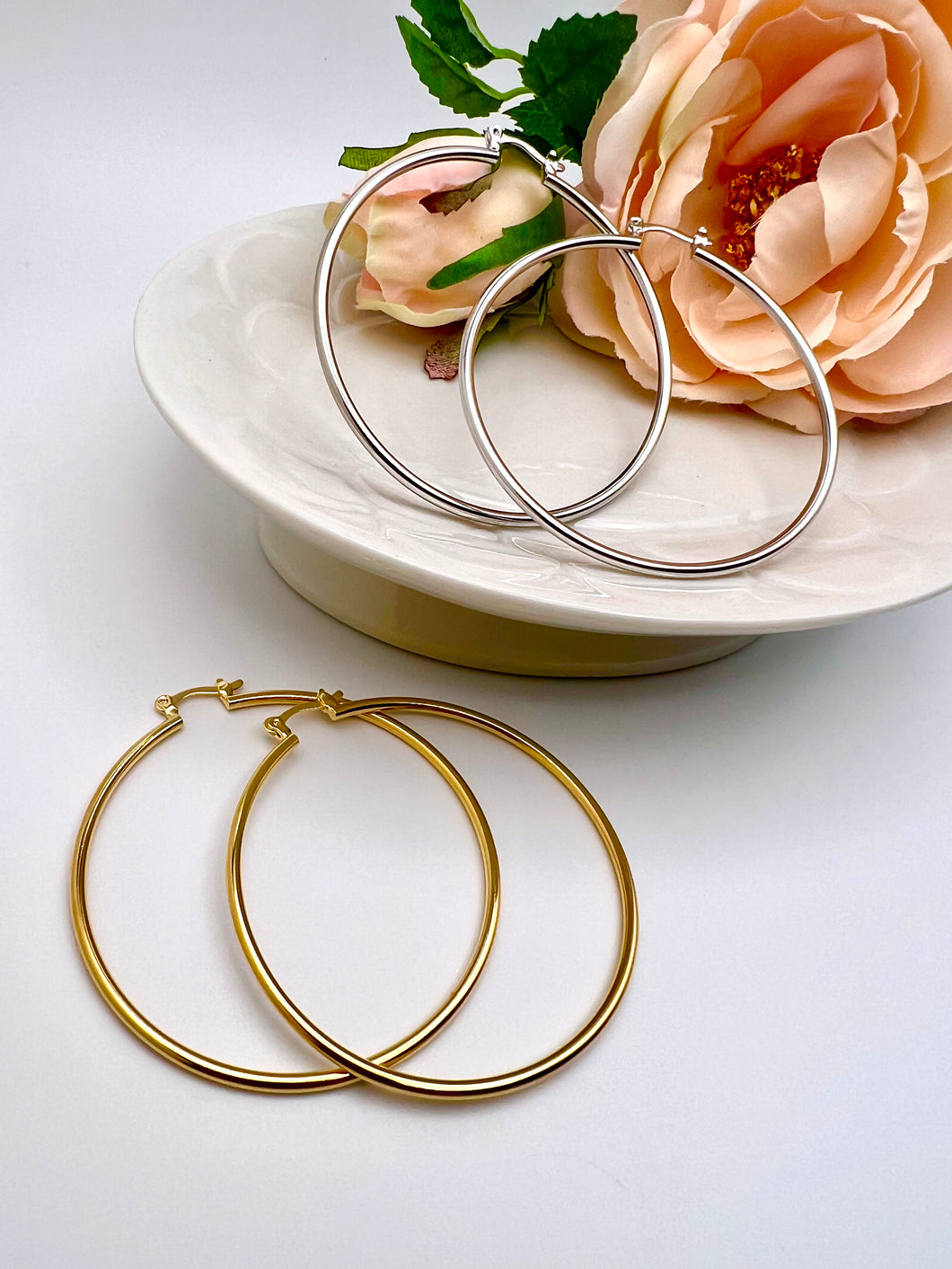 Classic hoop earrings 2.25' click closure