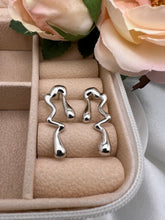 Load image into Gallery viewer, Organic open drop earrings
