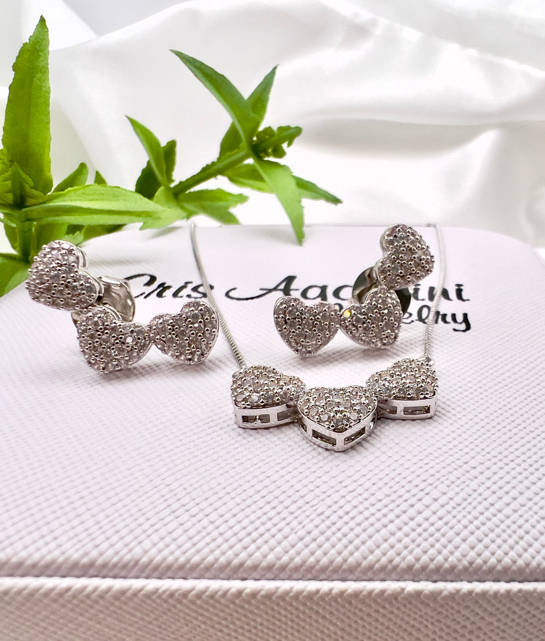 Curved 3 studded hearts set