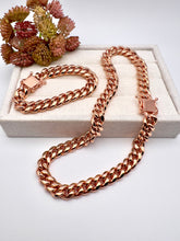 Load image into Gallery viewer, Bold Statement link chain rose  necklace
