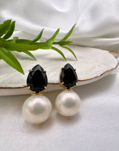 Load image into Gallery viewer, Black crystal drop round shell earrings
