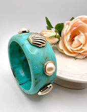 Load image into Gallery viewer, Shell and pearl tie-dye bracelet
