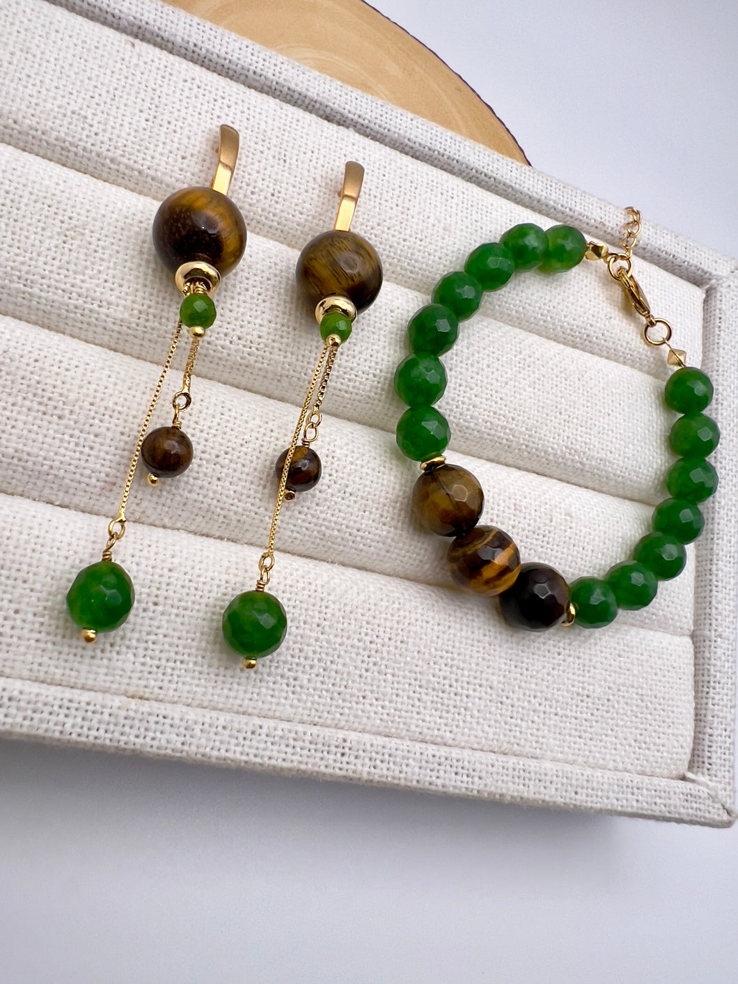 Long earrings eye of tiger and emerald jade