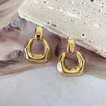 Load image into Gallery viewer, Organic medium earrings that dangles
