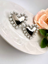 Load image into Gallery viewer, Heart earring with pearl finish around them
