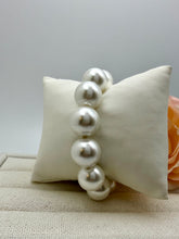 Load image into Gallery viewer, Adjustable round shell pearls 14mm bracelet
