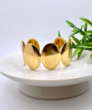 Load image into Gallery viewer, Oval gold in sequence open bracelet
