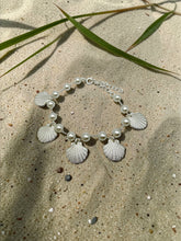 Load image into Gallery viewer, Small pearl and shell bracelet
