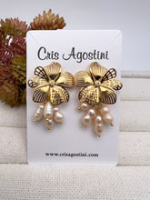 Load image into Gallery viewer, Flower base with freshwater pearl earrings
