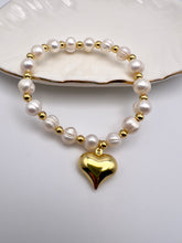 Load image into Gallery viewer, Freshwater pearl bracelet with heart pendant
