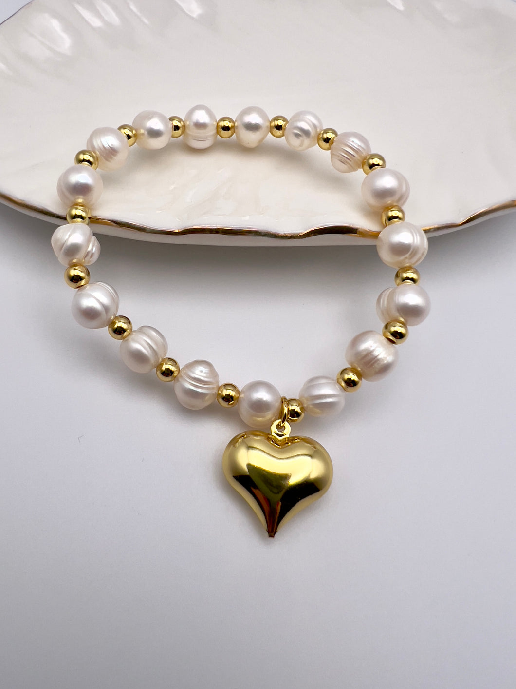 Freshwater pearl bracelet with heart pendant