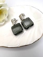 Load image into Gallery viewer, Smoked square crystal earrings
