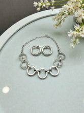 Load image into Gallery viewer, Geometric circles in sequence necklace
