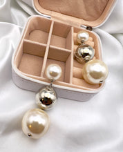 Load image into Gallery viewer, Plated ball earrings with 2 pearls
