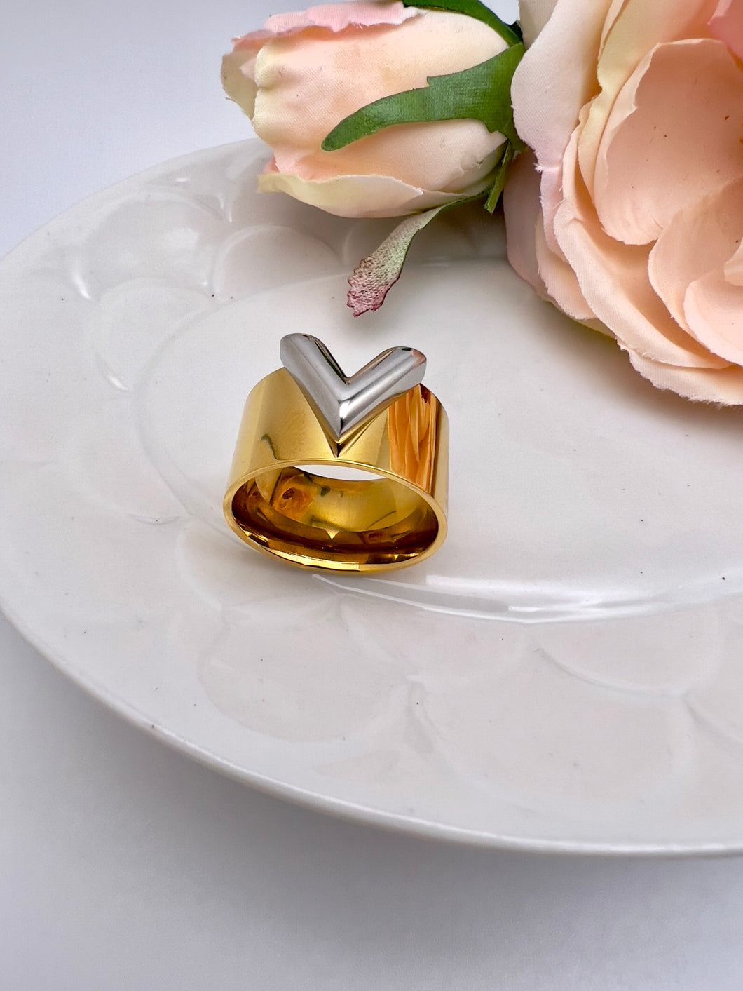 Wide ring inspiration with V detail