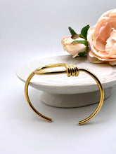 Load image into Gallery viewer, Open bracelet knot on top
