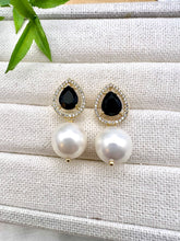 Load image into Gallery viewer, Black drop cz base and big shell peal earrings
