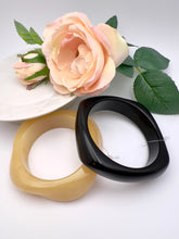 Load image into Gallery viewer, Resin vintage smooth organic bracelet
