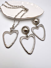 Load image into Gallery viewer, Big heart pendant chain clasp in front necklace
