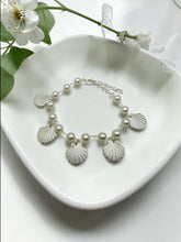 Load image into Gallery viewer, Small pearl and shell bracelet
