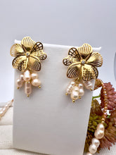 Load image into Gallery viewer, Flower base with freshwater pearl earrings
