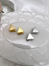 Load image into Gallery viewer, Triangle click brushed earrings
