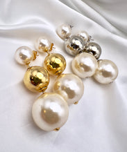 Load image into Gallery viewer, Plated ball earrings with 2 pearls
