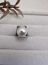 Load image into Gallery viewer, Big round shell pearl ring
