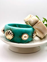 Load image into Gallery viewer, Shell and pearl tie-dye bracelet
