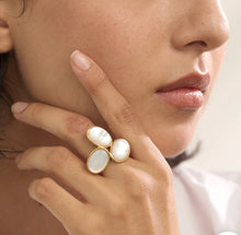 Load image into Gallery viewer, Three oval mother-of-pearl stones ring
