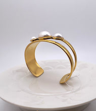 Load image into Gallery viewer, Oval pearl details open bracelet
