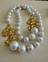 Load image into Gallery viewer, Big chunky pearl necklace with organic hearts
