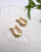 Load image into Gallery viewer, Small curved studded in front earrings
