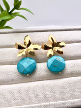 Load image into Gallery viewer, Turquoise jade coin flower base earrings
