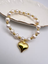 Load image into Gallery viewer, Freshwater pearl bracelet with heart pendant
