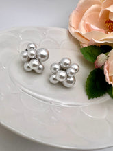 Load image into Gallery viewer, Cluster earrings of pearls different sizes
