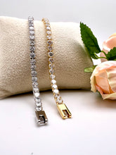 Load image into Gallery viewer, Tennis bracelet 4mm cz fold over clasp Valentina
