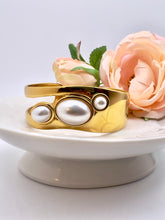 Load image into Gallery viewer, Oval pearl details open bracelet
