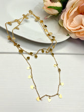 Load image into Gallery viewer, Long necklace with hearts pendant in sequence
