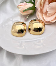 Load image into Gallery viewer, Button square bold Seductive earrings
