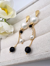 Load image into Gallery viewer, Long earrings shell pearl and black agate
